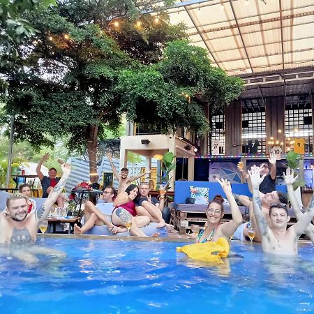 Revolution Siem Reap Albergue Exterior foto