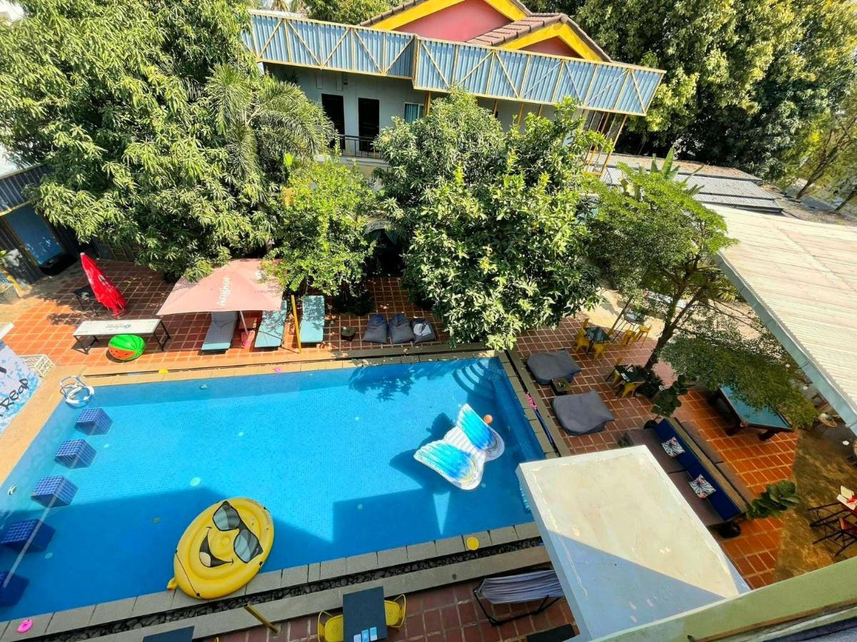 Revolution Siem Reap Albergue Exterior foto