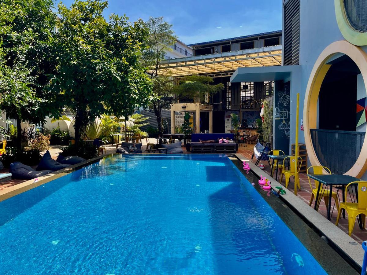Revolution Siem Reap Albergue Exterior foto