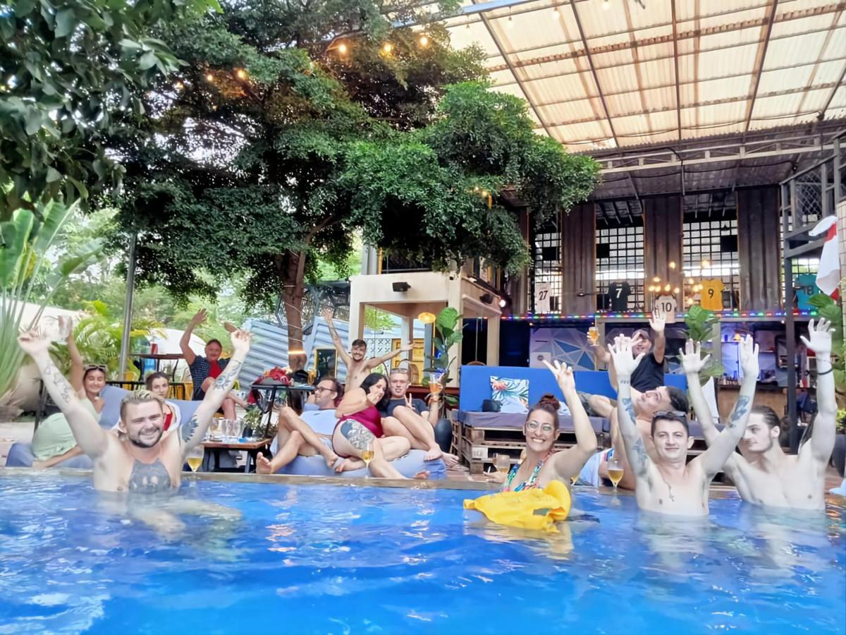Revolution Siem Reap Albergue Exterior foto